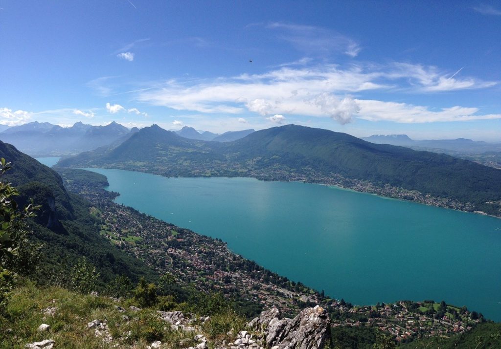 El lago de Annecy, un lugar ideal para nadar en la naturaleza durante el Interrail