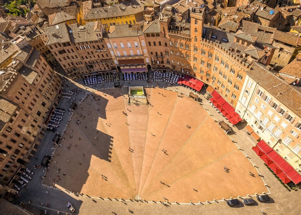 Las carreras de caballos de Siena son uno de los acontecimientos deportivos europeos más interesantes