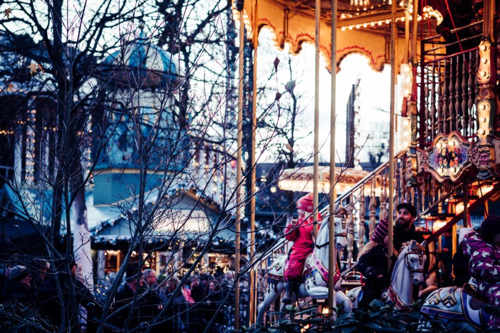 Marché de Noël dans les jardins de Tivoli à Copenhague 